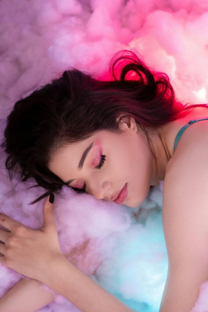 रात में सही skincare routine अपनाती महिला”